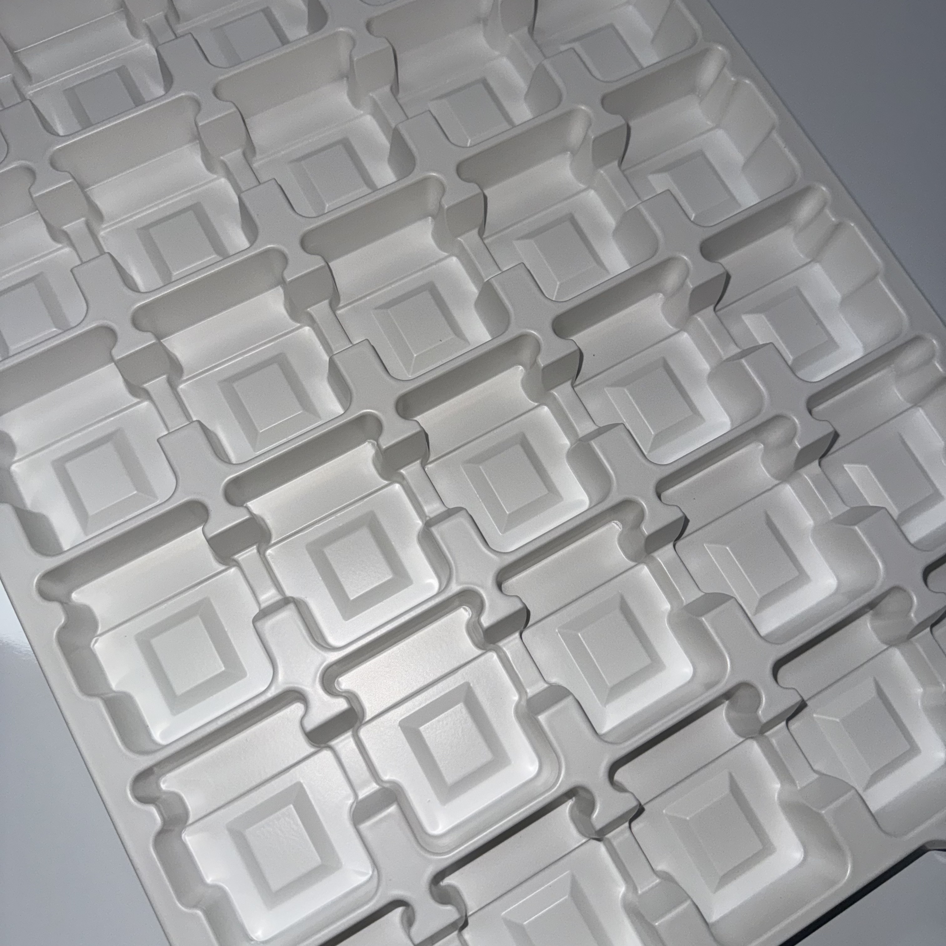 PS Tray 0.6mm Thickness Plastic Blister Tray 376x280x45mm Customizable for Electronic Components
